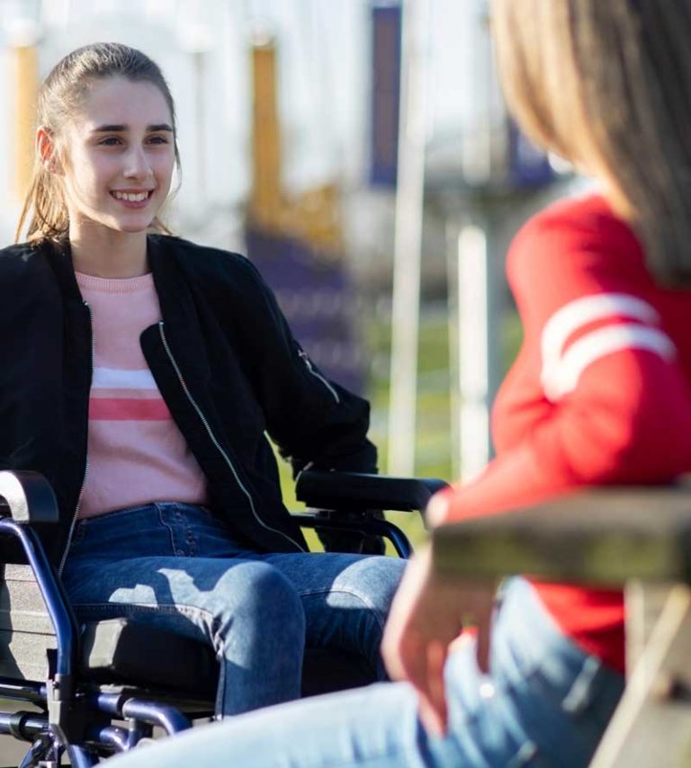 deux adolescentes dont une en fauteuil roulant