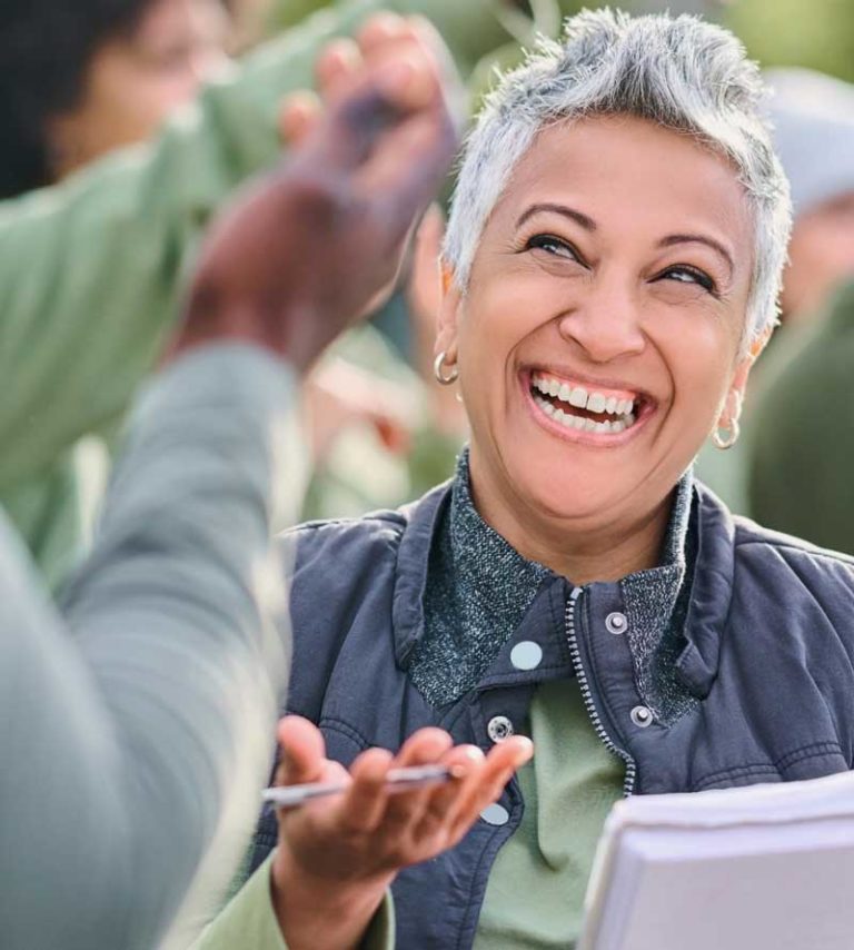 femme aux cheveux blancs avec un grand et beau sourire