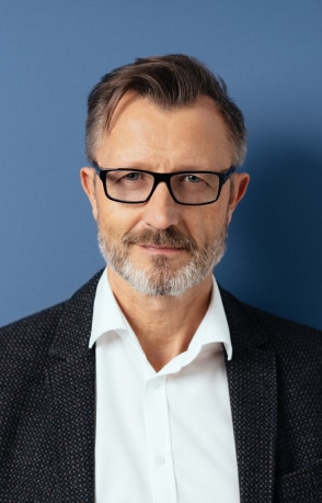 homme avec des lunettes et cheveux gris