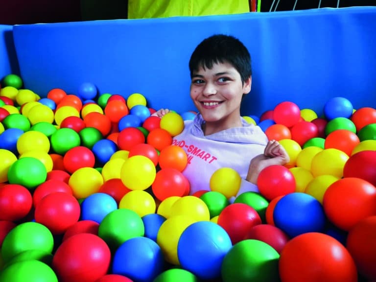 papillons blancs fiche eeap mille soleils enfant dans piscine a boulles