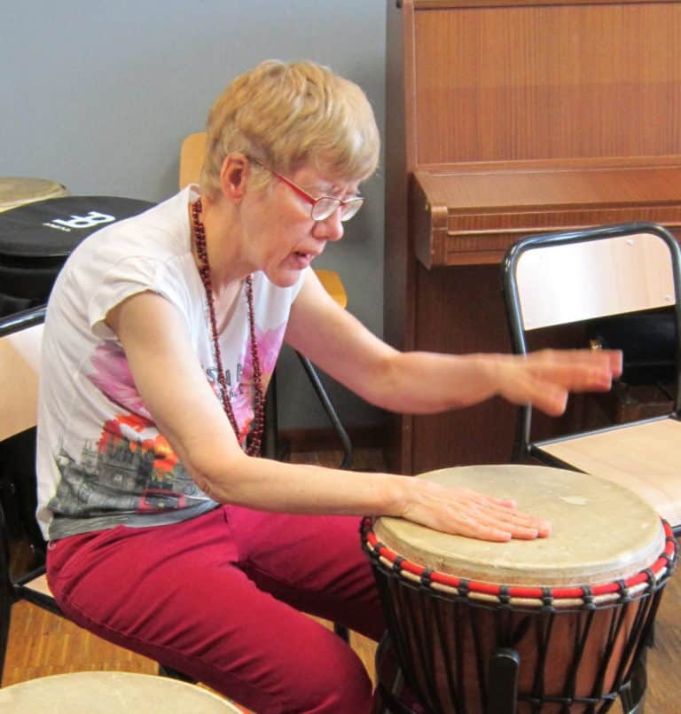 papillons blancs fiche mas les catalpas activite musique residente joue du banjo