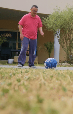 personne en situation de handicap qui joue au foot