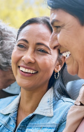 personnes qui discutent et sourient