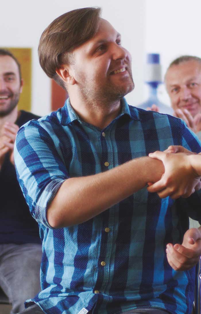 tenir la main d'un homme souriant lors d'une session de groupe